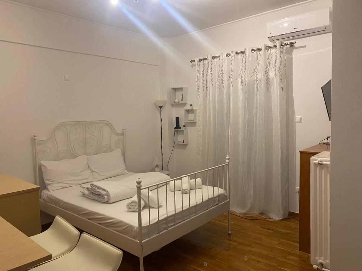 Modern, Ideally Located Studio Apartment Афіни Екстер'єр фото